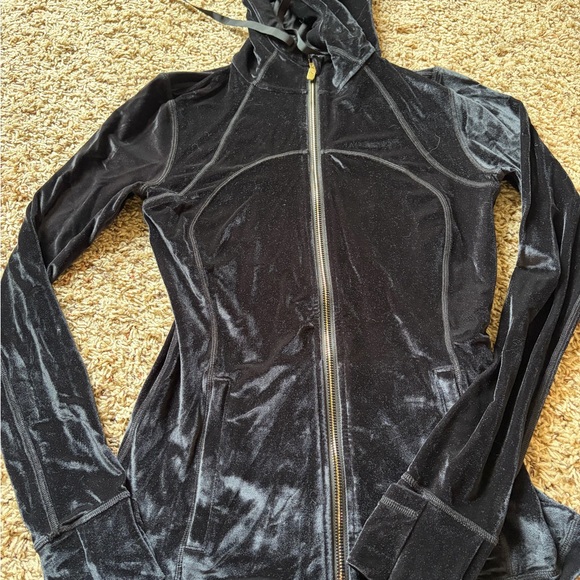 Lululemon Define Hooded Jacket *Velvet
Black 6 - Picture 5 of 9